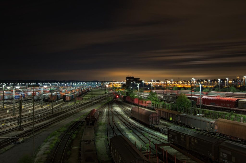 Blick auf einen Bahnhof am Abend, Qualität auf Schienen Bahnlogistik GmbH